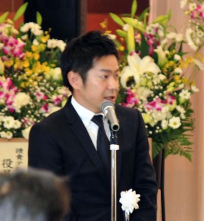 喪主あいさつに立ち、妻奈緒さんの遺影に語りかける清水健アナウンサー＝大阪市内