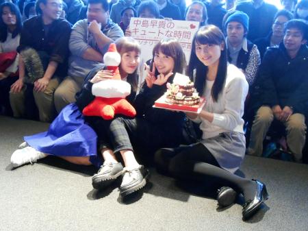 　ラジオの公開番組でプレゼントされたバースデーケーキを抱える（左から）℃－ｕｔｅの萩原舞、中島早貴、矢島舞美＝東京タワー