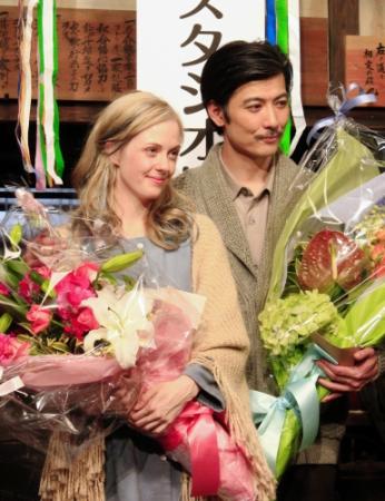 スタジオ収録が完了し、花束を手にするシャーロット・ケイト・フォックス（左）と玉山鉄二＝大阪市内