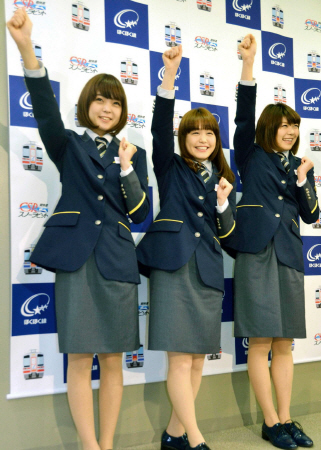 　北越急行の新制服を披露する女性アイドルグループＮｅｇｉｃｃｏ＝新潟県庁