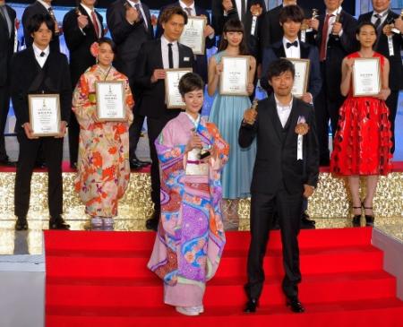 ８冠に輝いた「永遠の０」の山崎貴監督（前列右）。同左は最優秀助演女優賞の黒木華