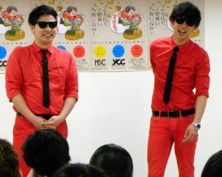 講師として登壇した８・６秒バズーカーの（左から）はまやねん、田中シングル＝大阪市中央区のＮＳＣ大阪校