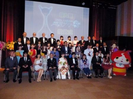 「第九回声優アワード」で主演女優賞を受賞した神田沙也加（前列中央）ら＝東京・浜松町