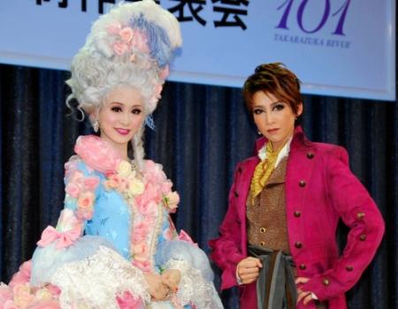 日本初上演となる作品で架空の人物を演じる月組トップスターの龍真咲（左）とマリー・アントワネットを演じる月組娘役トップ・愛希れいか＝第一ホテル東京