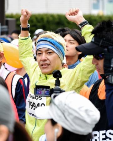 フルマラソンのスタートを切ったロンドンブーツ１号２号・田村亮（撮影・北野将市）