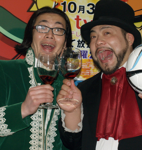 　結婚式を開いた髭男爵のひぐち君(左)と相方の山田ルイ５３世