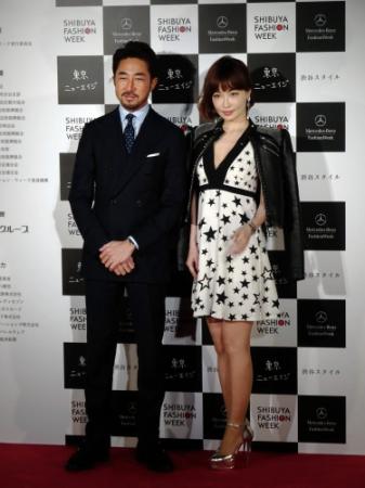 特別ゲストとして出演した平子理沙（右）。左はファッションディレクターの干場義雅氏＝東京・金王八幡宮