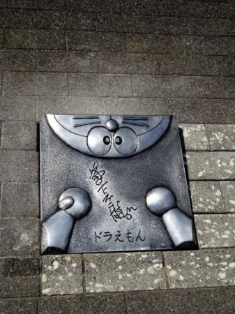 合歓の広場に埋め込まれたドラえもんのプレート＝東京・日比谷