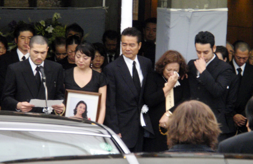七奈美さんの告別式で喪主のあいさつをする夫・猪田武さんと勝野雅奈恵、勝野洋、キャシー中島、勝野洋輔（左から）