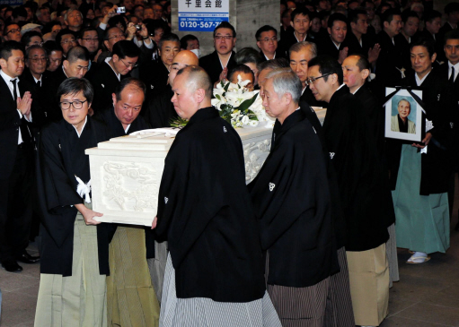 米朝さんの着物を着て葬儀に参列し、遺影を持つ桂米團治（右端）