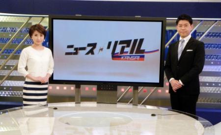 「ニュースリアルＦＲＩＤＡＹ」の初回放送を終えた長谷川豊アナウンサー（右）とテレビ大阪の鈴木理加アナウンサー