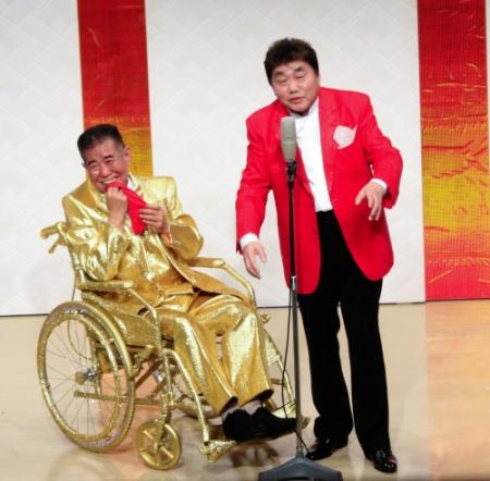 “純金車椅子”でコンビ漫才を再開した横山たかし（左）と相方のひろし＝大阪・道頓堀角座