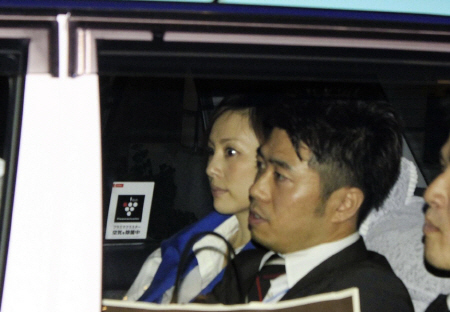 始球式を終え、控え室から全速力で走り出てタクシーに乗り込んで立ち去った米倉涼子（左奥）＝ナゴヤドーム