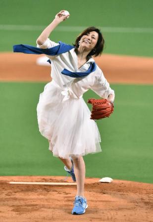 　中日－巨人戦で、始球式を務める米倉涼子さん＝ナゴヤドーム