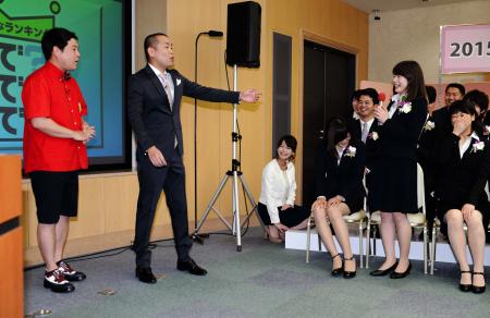 　ＴＢＳ入社式で新入社員からの質問に応えるタカアンドトシのタカ（左）とトシ＝東京・ＴＢＳ放送センター