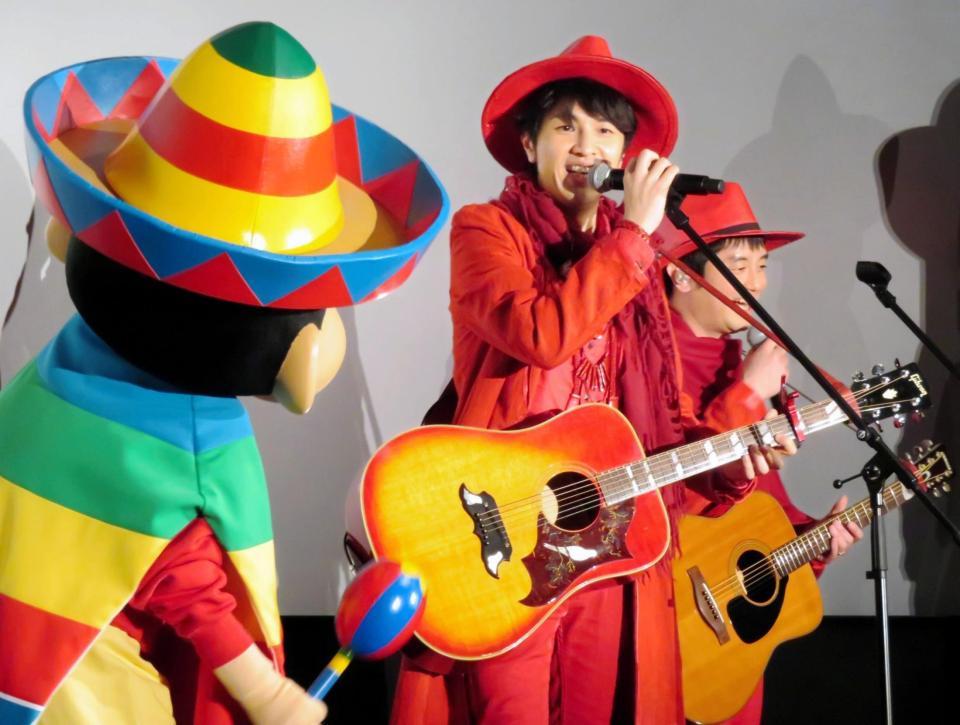 しんちゃんの前（左）で主題歌を熱唱するゆず＝東京・有楽町