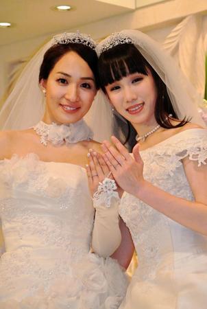 結婚指輪を披露する一ノ瀬文香（左）と杉森茜＝東京・東新宿