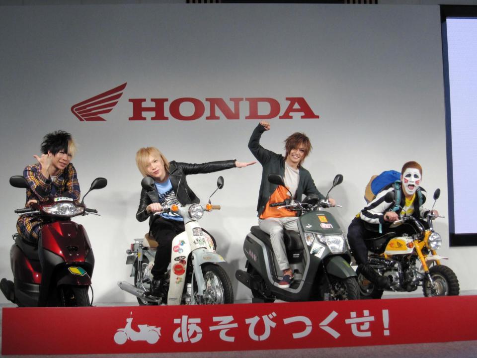 ホンダの二輪車新テレビＣＭ発表会に出席したゴールデンボンバー＝東京・青山