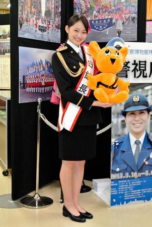 ３度目の警察制服となった吉本美憂＝東京・警察博物館