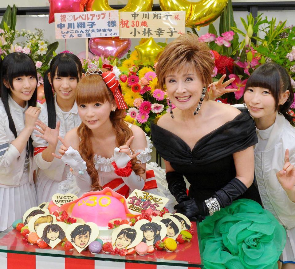 バースデーケーキを前に笑顔の中川翔子（中央左）と小林幸子＝舞浜アンフィシアター