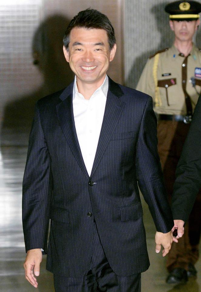 　大阪市役所に登庁し、笑顔を見せる橋下市長