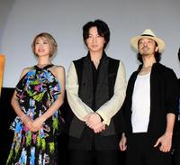 舞台あいさつを行った（左から）山田優、綾野剛、金子ノブアキ＝大阪市内