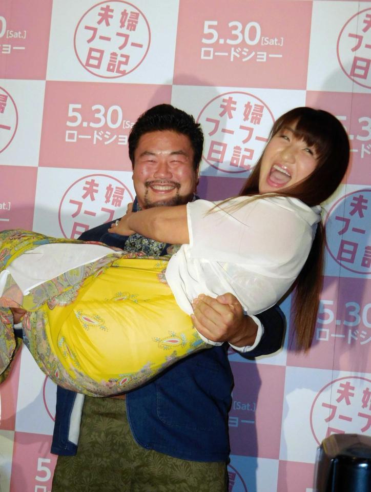 　イベントでお姫様抱っこを披露した佐々木健介・北斗晶夫妻は、ＤＡＩＧＯにチャリティーマラソンのオファーを受けることを勧めた＝東京・六本木