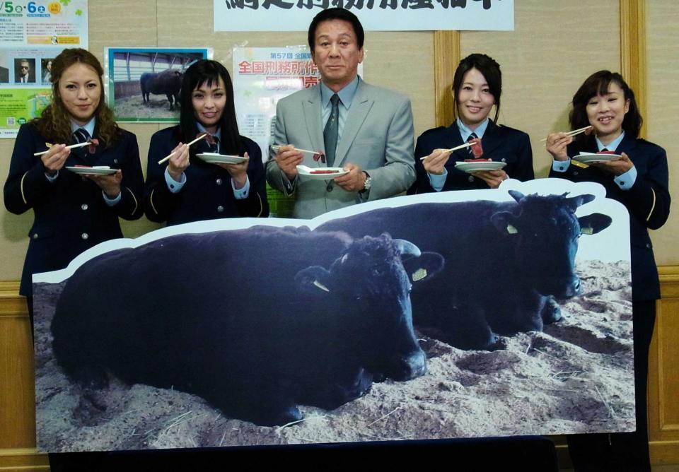 　網走刑務所で飼育された和牛をＰＲする（左から）ＭＡＸのＬＩＮＡとＭＩＮＡ、杉良太郎、Ｐａｉｘ２の北尾真奈美と井勝めぐみ＝東京・霞ヶ関の法務省