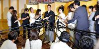 披露宴を前に報道対応する中村獅童と沙織さん＝ホテルオークラ東京