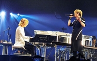 ＹＯＳＨＩＫＩ（左）のピアノにあわせて熱唱するＴＥＲＵ＝東京ドーム