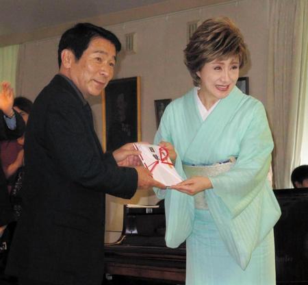　プレゼンターを務めた小林幸子（右）＝東京・オーストリア大使館