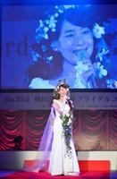 横田富佐子杯ブライダルコンテストにゲストで登場し新曲「プロポーズ」を披露したアグネス・チャン＝京王プラザホテル