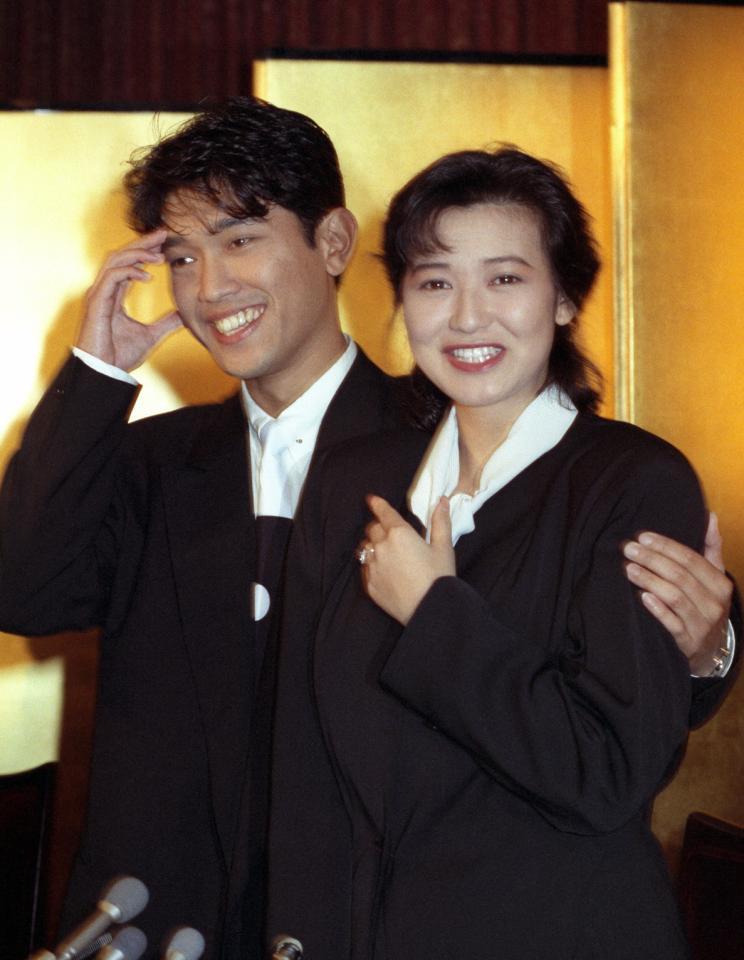 石川秀美と婚約を発表した薬丸裕英＝１９９０年６月、東京都内
