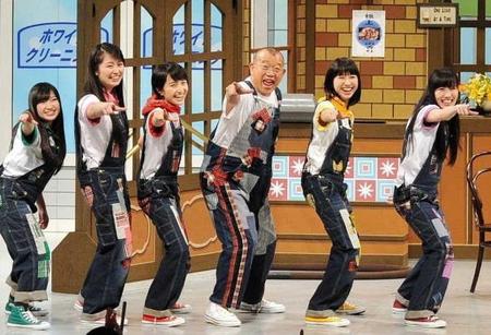 　笑福亭鶴瓶（右から３人目）と吉本新喜劇に初出演したももいろクローバーＺ＝大阪・なんばグランド花月