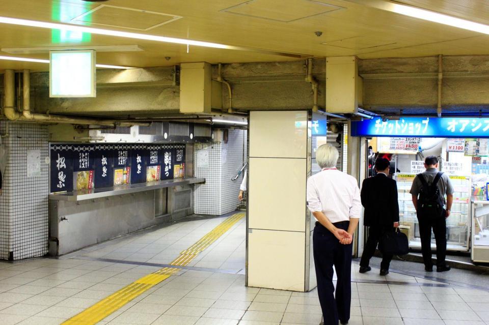 退去問題に揺れる大阪・梅田の地下街。１５日、串カツ「松葉」（左側）は休業し、チケットショップは通常営業を行った。