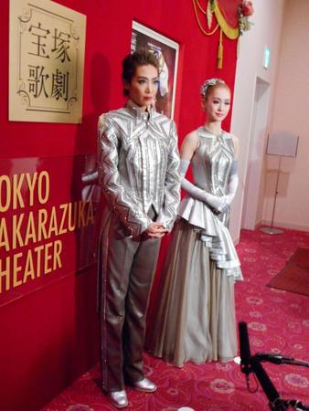 通し稽古を行った月組トップの龍真咲（左）と愛希れいか＝東京宝塚劇場