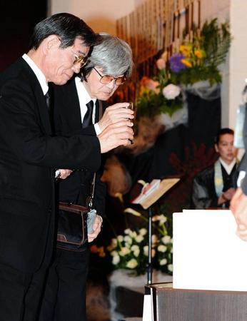 たてかべ和也さんのひつぎに献杯するスネ夫役だった肝付兼太（右）＝青山葬儀所