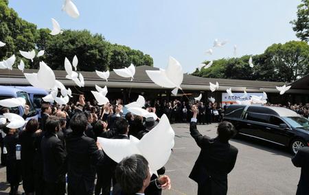 白いハトの風船を飛ばして、たてかべ和也さんを見送る参列者ら＝東京・青山葬儀所（撮影・村中拓久）