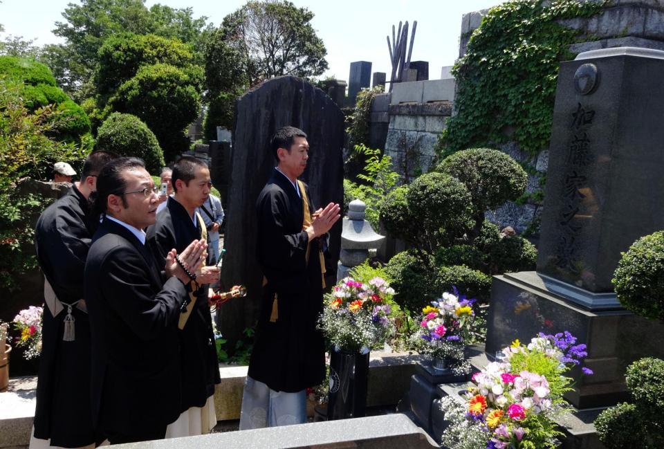 ひばりさんが眠る墓に手を合わせる加藤和也氏＝横浜市の唱導寺