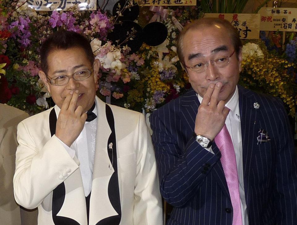 「カトちゃんペ」のポーズを決める加藤茶（左）と志村けん