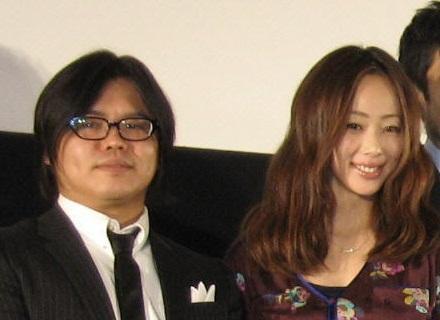 臨月ショットを公開した井上和香（右）と夫の飯塚健監督