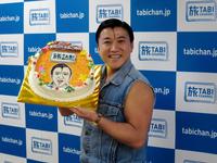 婚約祝いのケーキを手に笑顔のスギちゃん＝東京・銀座