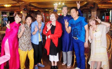 ベトナムで「快傑えみちんねる」２０周年ＳＰの収録を行った上沼恵美子（中央）
