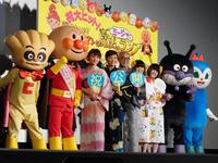 アンパンマンと、その仲間たちに囲まれる（左から）大島優子、戸田恵子、中尾隆聖、ドリーミングのかよとちよ＝東京・豊洲