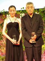 放送文化基金賞の演技賞を受賞した宮沢りえ（左）と柄本明＝東京・虎ノ門