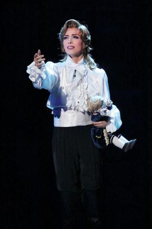 宝塚歌劇花組公演「ベルサイユのばら」でフェルゼンを演じる明日海りお＝梅田芸術劇場