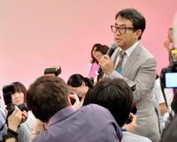 記者席から出演者に質問する三谷幸喜氏