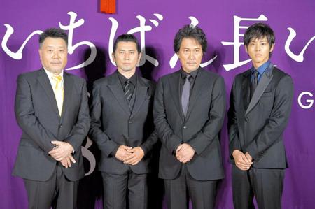 　完成披露試写会に出席した（左から）原田眞人監督、本木雅弘、役所広司、松坂戸桃李