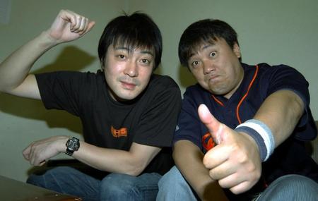 元相方・山本圭壱（右）への思いを伝えたい意向を明かした加藤浩次（左）と＝撮影は２００４年６月