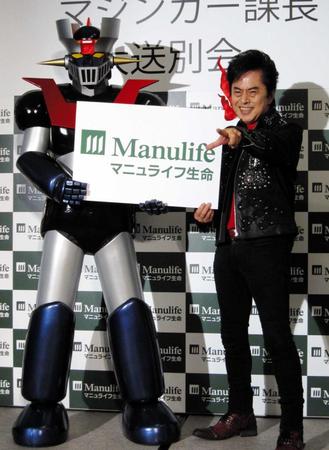 　水木一郎（右）と“スーパーロボット”のマジンガーＺ